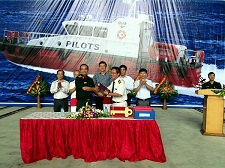 Công ty Hoa tiêu hàng hải khu vực II tổ chức lễ bàn giao tàu Rạng Đông 1 và gắn biển công trình sản phẩm chào mừng Đại hội công đoàn Việt Nam lần thứ XI.
