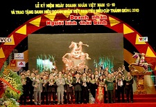 Tổng Giám đốc Tổng Công ty Bảo đảm an toàn hàng hải miền Bắc (BĐATHH MB) vinh dự nhận cúp tôn vinh 100 doanh nhân Việt Nam tiêu biểu 2013. 