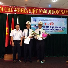 Công ty TNHH MTV Hoa tiêu Hàng hải khu vực IV tổ chức trao giấy chứng nhận khả năng chuyên môn hoa tiêu hàng hải.