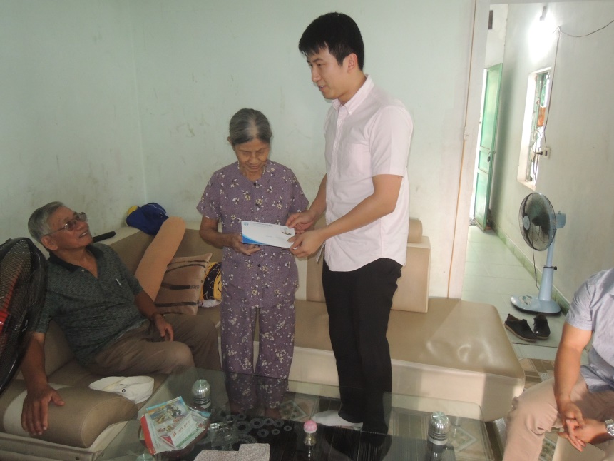 Đoàn thanh niên Tổng công ty Bảo đảm an toàn hàng hải miền Bắc thăm và tặng quà cho các cán bộ hưu trí nhân Tháng hành động vì người cao tuổi Việt Nam năm 2015