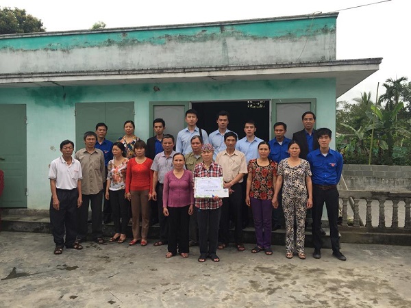 Đoàn Tổng công ty Bảo đảm an toàn hàng hải miền Bắc tham gia đảm nhận giúp đỡ gia đình chính sách có hoàn cảnh khó khăn và hộ nghèo trên địa bàn thành phố Hải Phòng năm 2015 tại huyện Vĩnh Bảo.