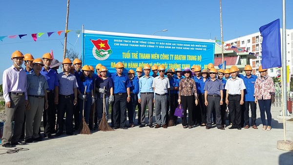 Chi đoàn Thanh niên Công ty Bảo đảm an toàn hàng hải Trung Bộ ra quân tuyên truyền bảo vệ môi trường và thu gom rác thải tại khu vực âu thuyền Thọ Quang