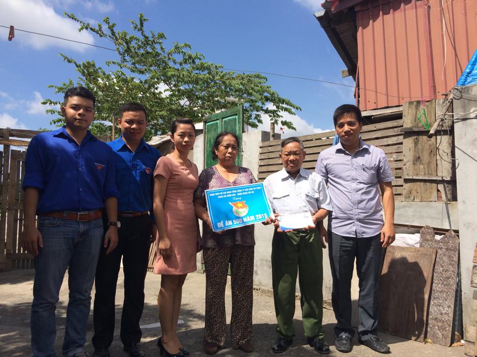 Đoàn Tổng công ty Bảo đảm an toàn hàng hải miền Bắc tham gia đảm nhận giúp đỡ gia đình chính sách có hoàn cảnh khó khăn và hộ nghèo trên địa bàn thành phố Hải Phòng năm 2015 tại quận Hải An.