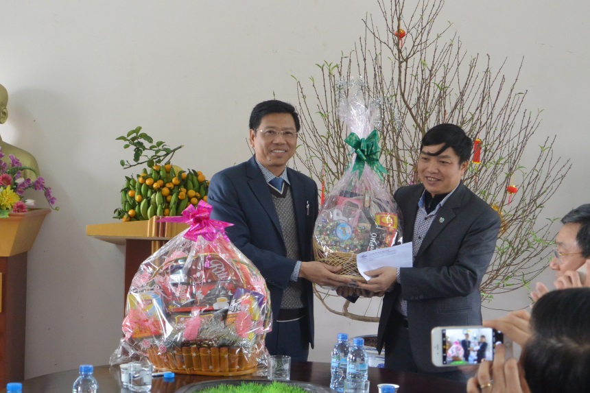 Cục trưởng Cục Hàng hải Việt Nam thăm và tặng quà cho cán bộ công nhân viên tại trạm hải đăng Hòn Dáu nhân dịp năm mới 2016.