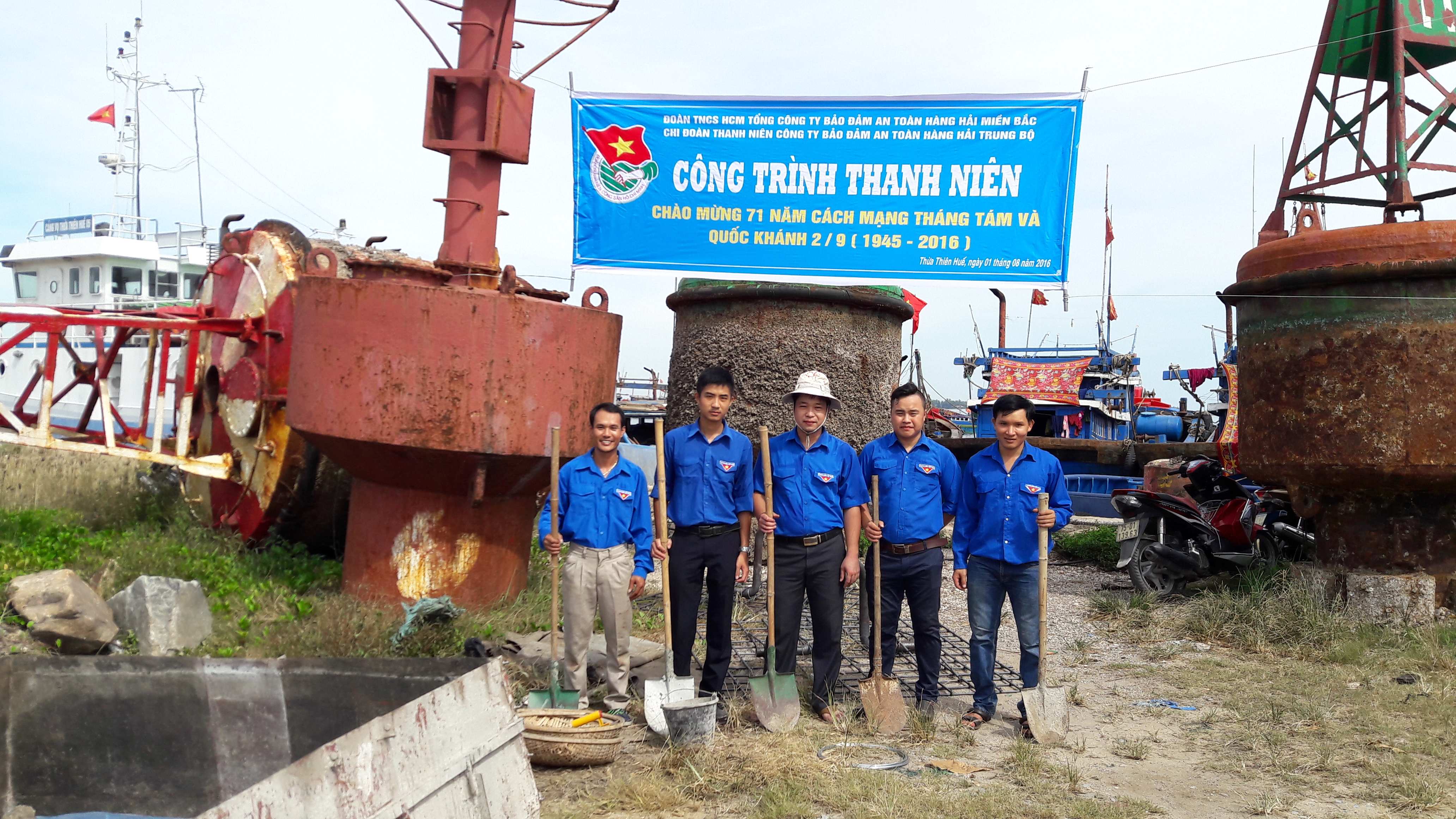 Đoàn thanh niên Chi đoàn Công ty Bảo đảm an toàn hàng hải Trung Bộ tham gia đảm nhận công trình thanh niên.