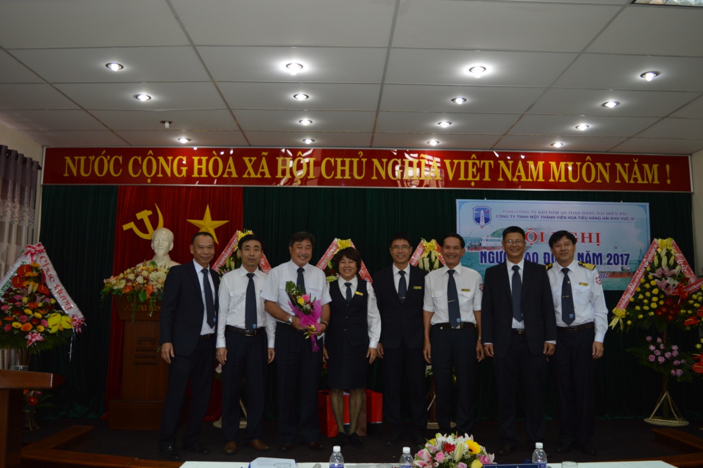 Công ty Hoa tiêu hàng hải khu vực 4 tổ chức chia tay đồng chí Hà Trọng Huy- thuyền trưởng tàu pilot 9 về nghỉ hưu theo chế độ và tổ chức trao bằng cho các hoa tiêu được nâng hạng