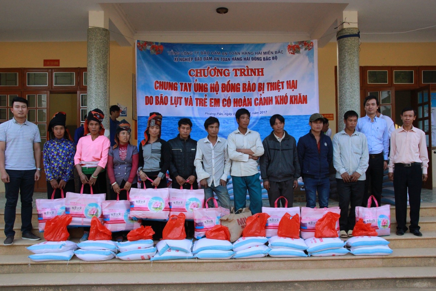 XÍ NGHIỆP BĐATHH ĐÔNG BẮC BỘ TỔ CHỨC CHƯƠNG TRÌNH CHUNG TAY ỦNG HỘ ĐỒNG BÀO BỊ THIỆT HẠI DO BÃO LỤT VÀ TRẺ EM CÓ HOÀN CẢNH KHÓ KHĂN NĂM 2017.