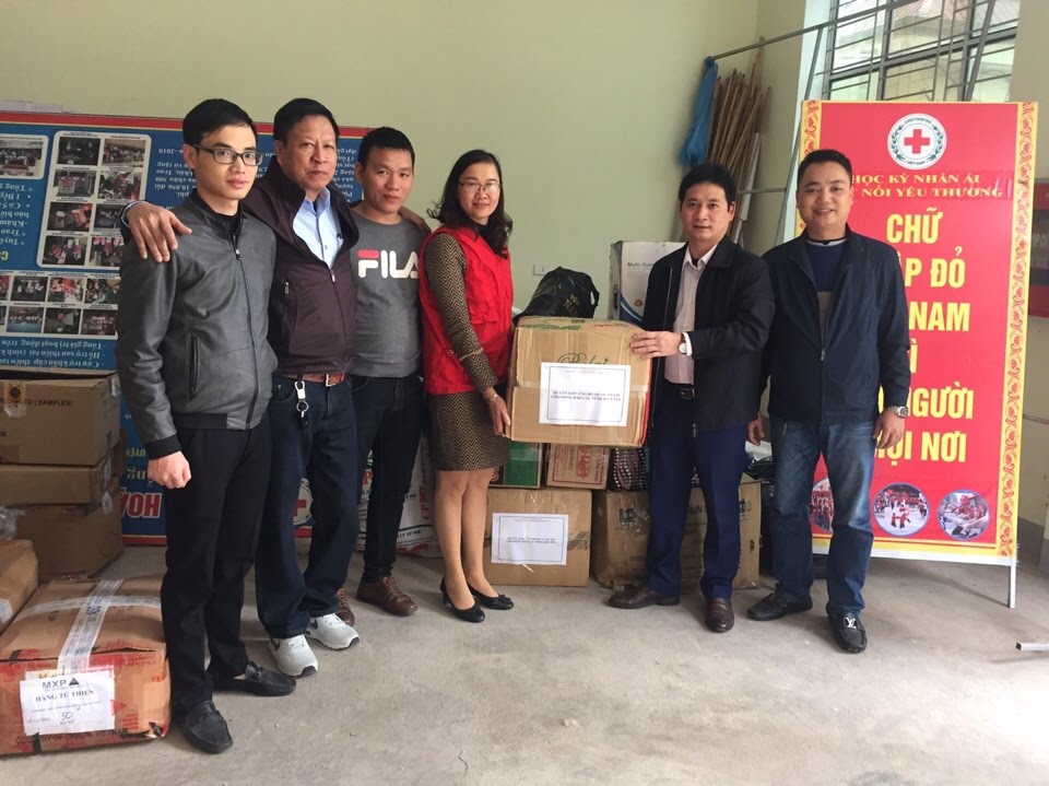 Công đoàn Công ty TNHH MTV Hoa tiêu hàng hải khu vực VI và Bảo đảm an toàn hàng hải Bắc Trung Bộ tặng quà cho đồng bào của các tỉnh miền núi, vùng sâu, vùng xa