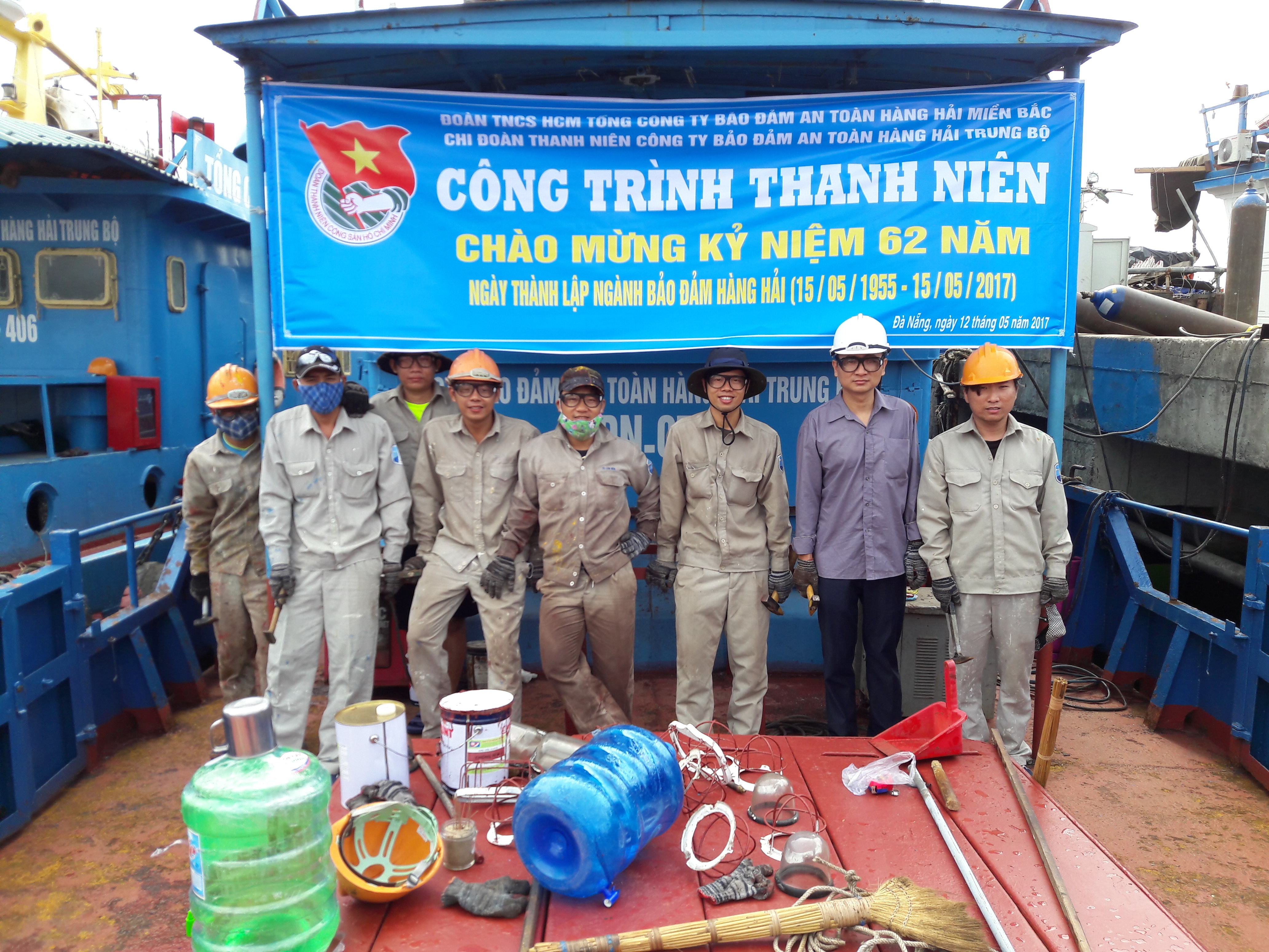 Đoàn thanh niên Chi đoàn Công ty Bảo đảm an toàn hàng hải Trung Bộ tham gia đảm nhận công trình thanh niên chào mừng kỷ nệm 62 năm ngày thành lập ngành bảo đảm hàng hải (15/5/1955-15/5/2017)
