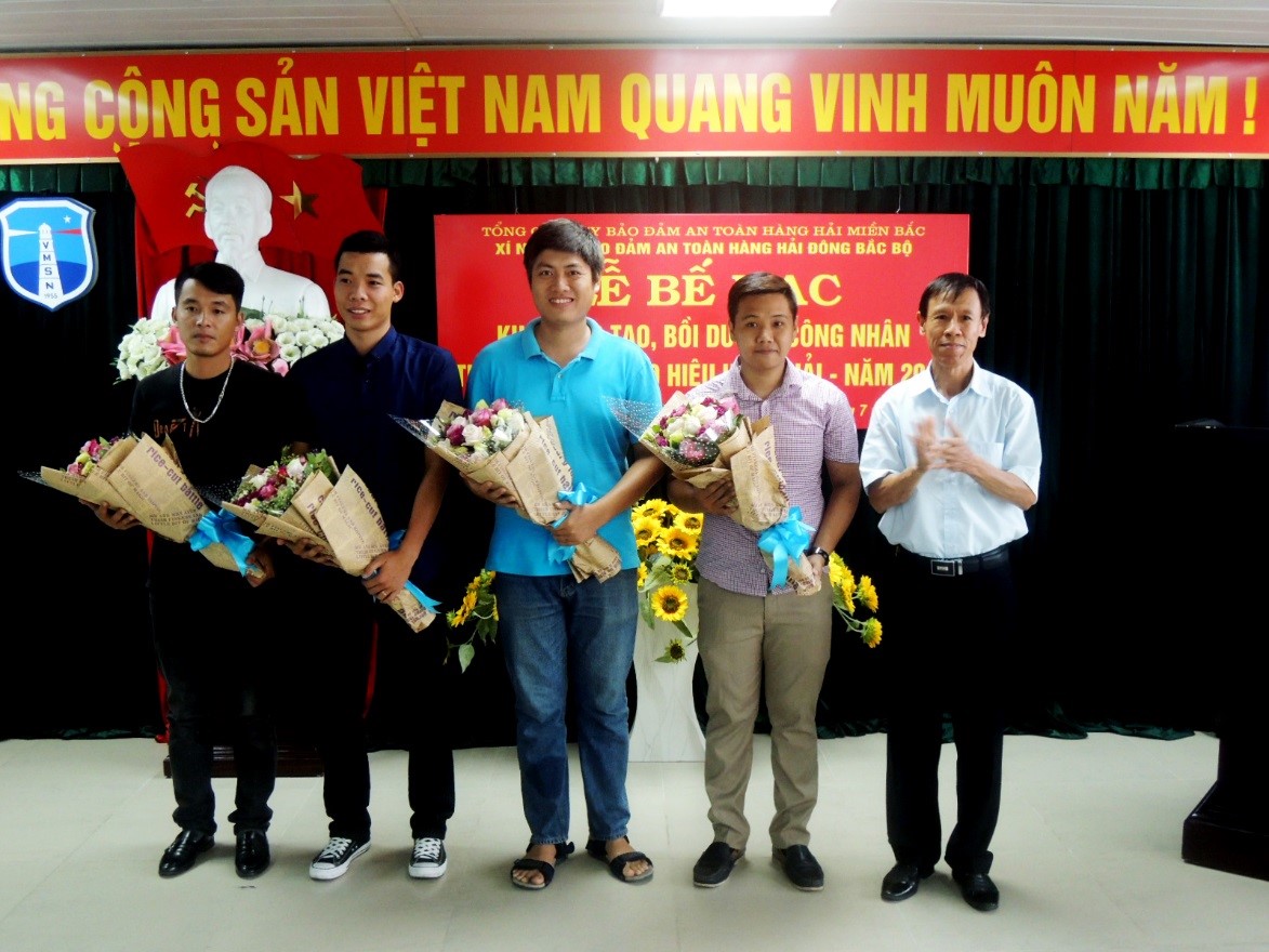 Lễ bế giảng lớp đào tạo Công nhân Quản lý vận hành báo hiệu hàng hải thuộc Xí nghiệp Bảo đảm an toàn hàng hải Đông Bắc Bộ năm 2017