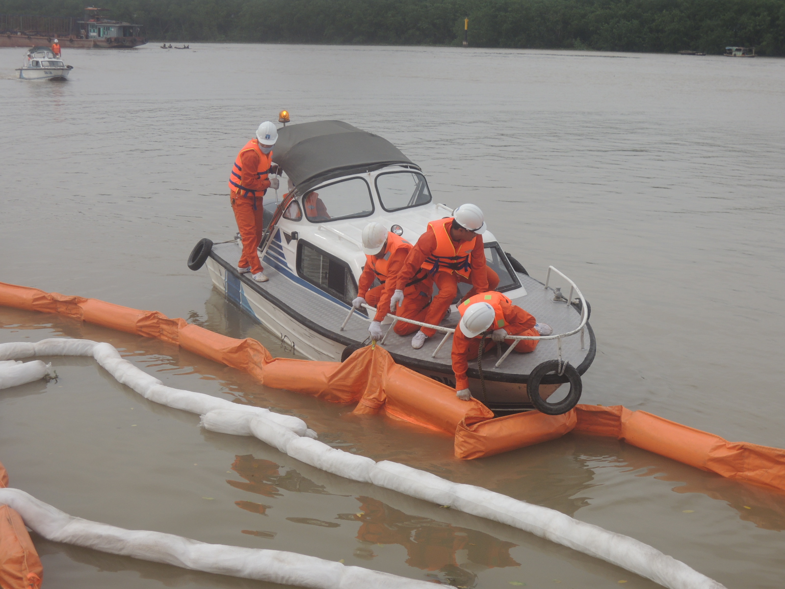 Tổng công ty Bảo đảm an toàn hàng hải miền Bắc tổ chức diễn tập ứng phó sự cố tràn dầu