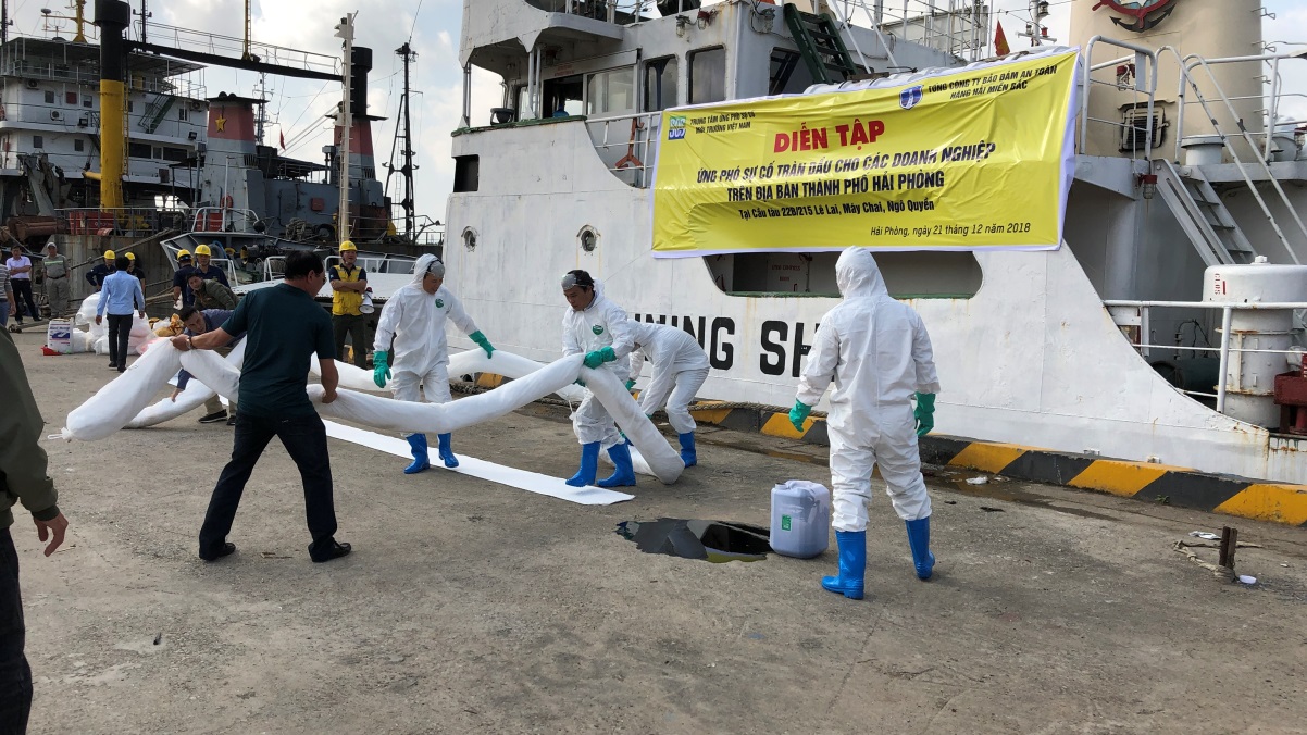 Tổng công ty Bảo đảm an toàn hàng hải miền Bắc phối hợp với Trung tâm ứng phó sự cố môi trường Việt Nam tổ chức diễn tập ứng phó sự cố tràn dầu tại cầu tàu thuộc Tổng công ty Bảo đảm an toàn hàng hải miền Bắc