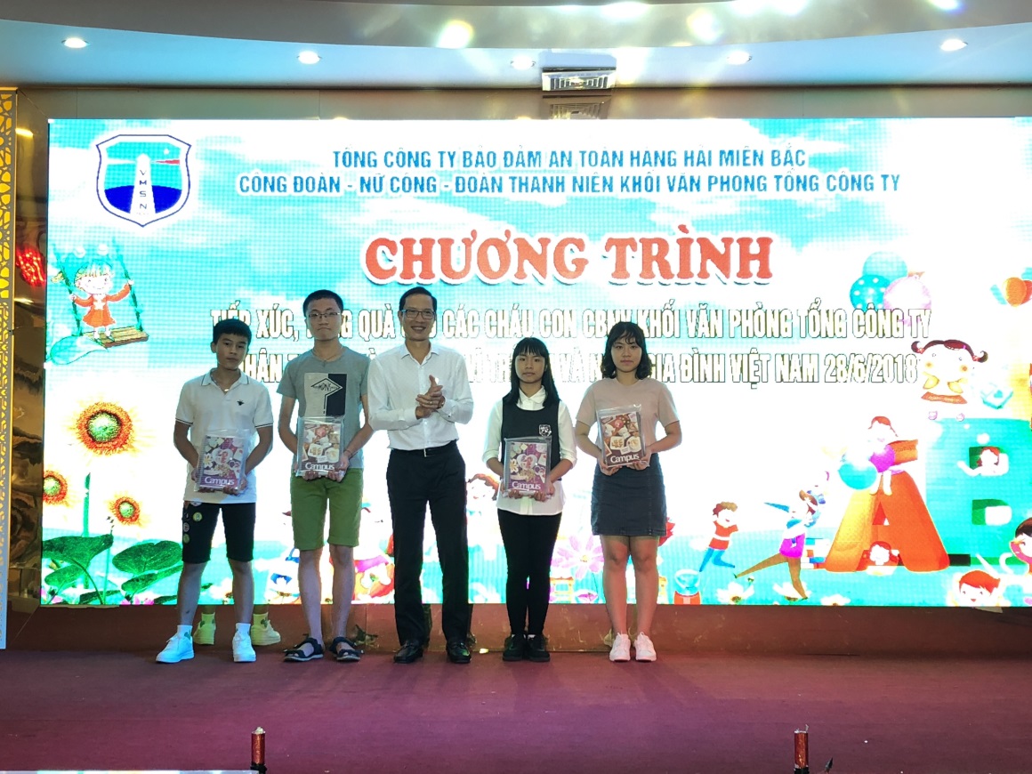 Chương trình tiếp xúc, tặng quà cho các cháu con cán bộ công nhân viên khối văn phòng Tổng công ty Bảo đảm an toàn hàng hải miền Bắc nhân tháng hành động vì trẻ em và ngày gia đình Việt Nam 