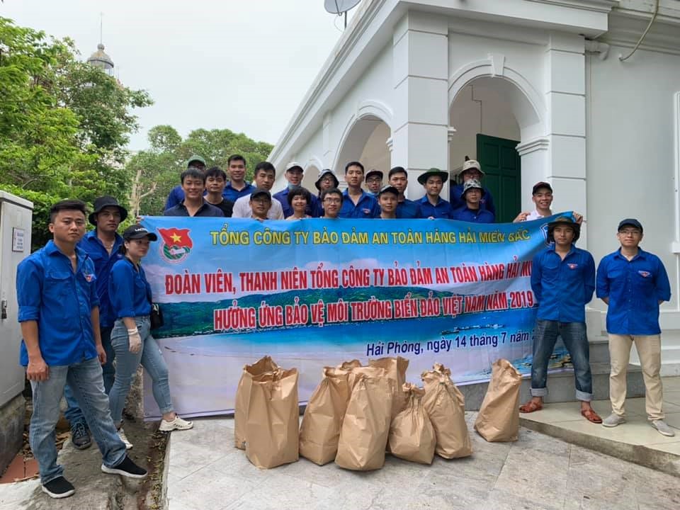 ĐOÀN THANH NIÊN TỔNG CÔNG TY BẢO ĐẢM AN TOÀN HÀNG HẢI MIỀN BẮC PHỐI HỢP VỚI BỆNH VIỆN ĐẠI HỌC Y HÀ NỘI, QUẬN ĐOÀN ĐỒ SƠN TỔ CHỨC CHƯƠNG TRÌNH CHUNG TAY BẢO VỆ MÔI TRƯỜNG