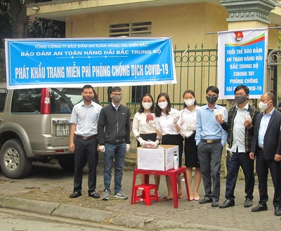 Đoàn thanh niên Bảo đảm an toàn hàng hải Bắc Trung Bộ tổ chức phát khẩu trang miễn phí phòng chống dịch Covid 19