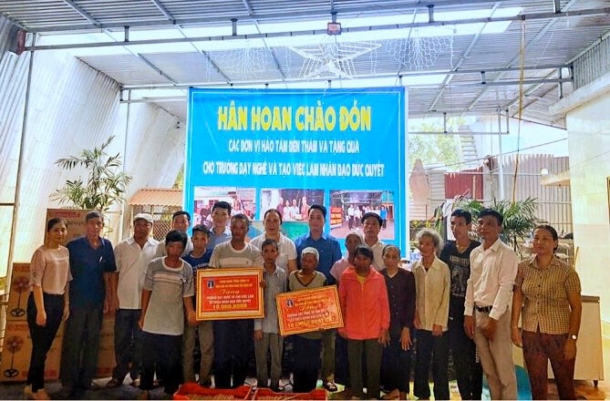 Công đoàn Tổng công ty Bảo đảm an toàn hàng hải miền Bắc tổ chức trao tặng quà cho trường dạy nghề và đào tạo việc làm từ thiện nhân đạo Đức Quyết