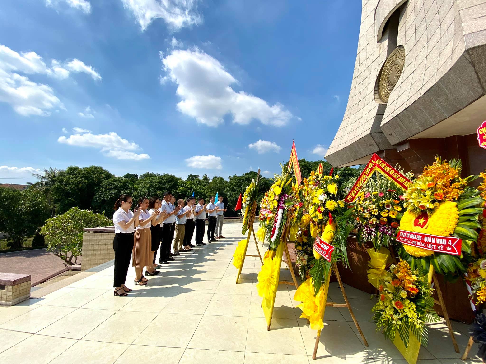 CHI ĐOÀN BẢO ĐẢM AN TOÀN HÀNG HẢI BẮC TRUNG BỘ TỔ CHỨC DÂNG HOA, DÂNG HƯƠNG TƯỞNG NIỆM CÁC ANH HÙNG LIỆT SĨ NHÂN DỊP KỶ NIỆM 73 NĂM NGÀY THƯƠNG BINH – LIỆT SĨ