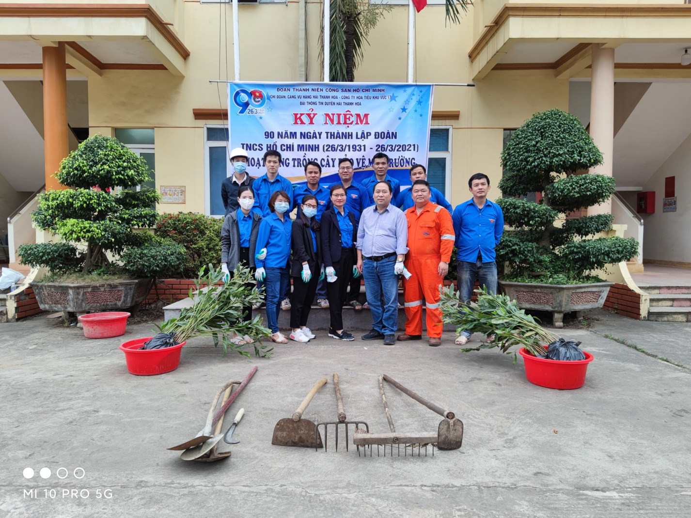 Hưởng ứng tinh thần kỷ niệm 90 năm ngày thành lập Đoàn Thanh niên cộng sản Hồ Chí Minh (26-03-1931- 26-03-2021), Đoàn thanh niên công ty Hoa tiêu hàng hải khu vực Vl  phối hợp cùng với chi Đoàn cảng vụ hàng hải Thanh Hóa, Đài Duyên Hải Thanh Hóa  tham gia chương trình trồng cây xanh trong khuôn viên