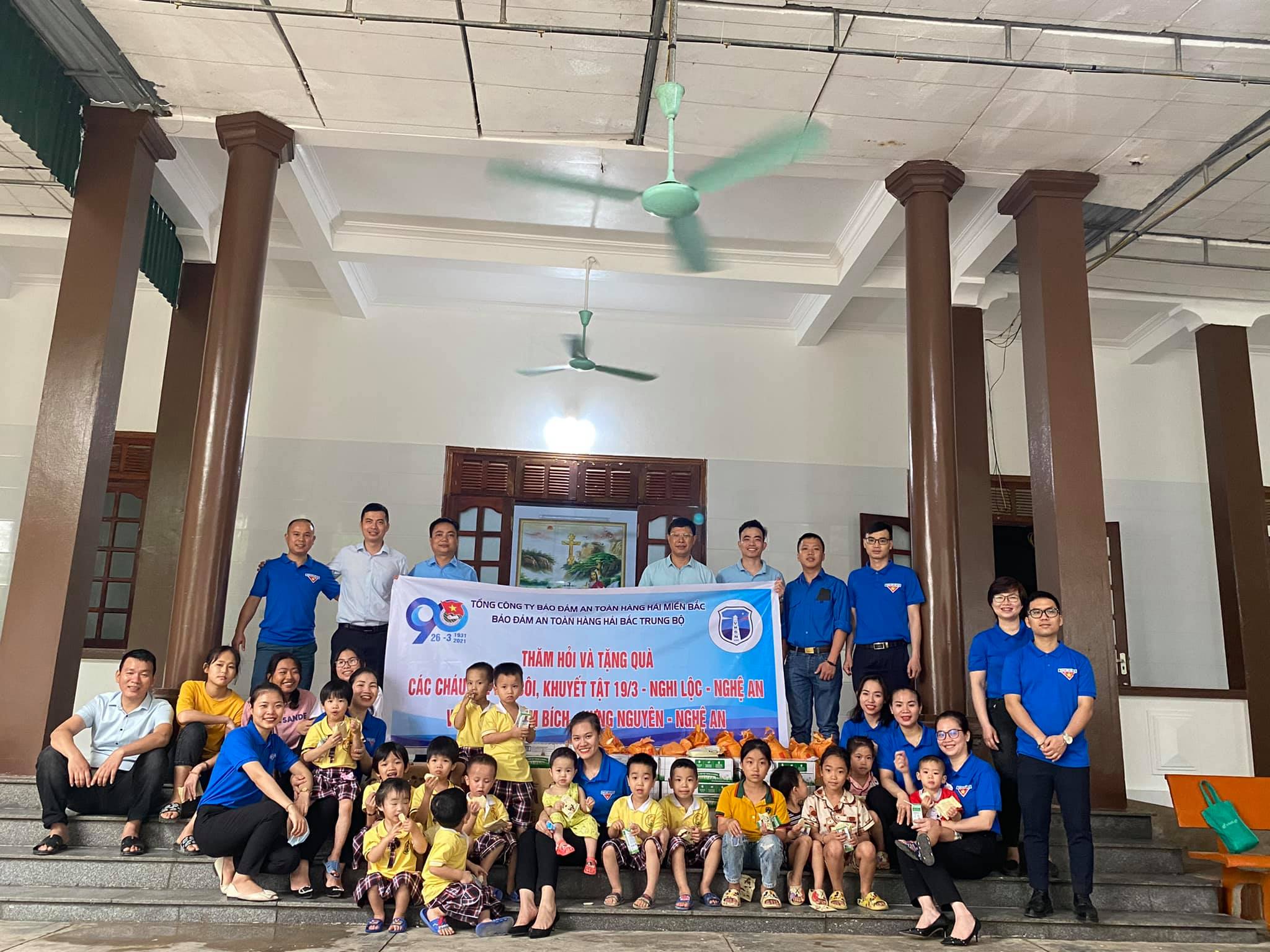 Thực hiện Kế hoạch số 241- KH/ĐTN của BCH Đoàn thanh niên TCT BĐATHH Miền Bắc, Đoàn thanh niên BĐATHH Bắc Trung Bộ tổ chức chương trình thăm hỏi và tặng quà cho các trẻ em mồ côi, khuyết tật 