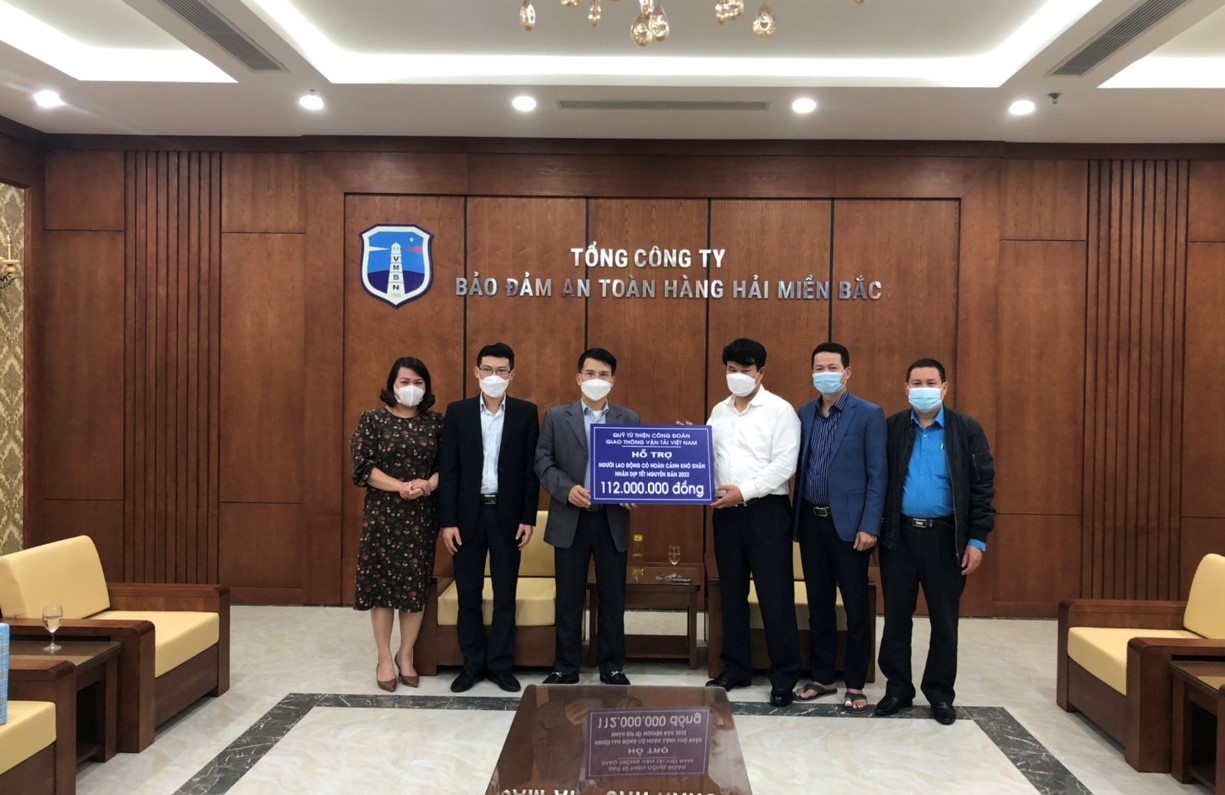 Chủ tịch Công đoàn Giao thông vận tải Việt Nam đến thăm  và trao quà hỗ trợ người lao động có hoàn cảnh khó khăn  nhân dịp Tết Nguyên đán năm 2022