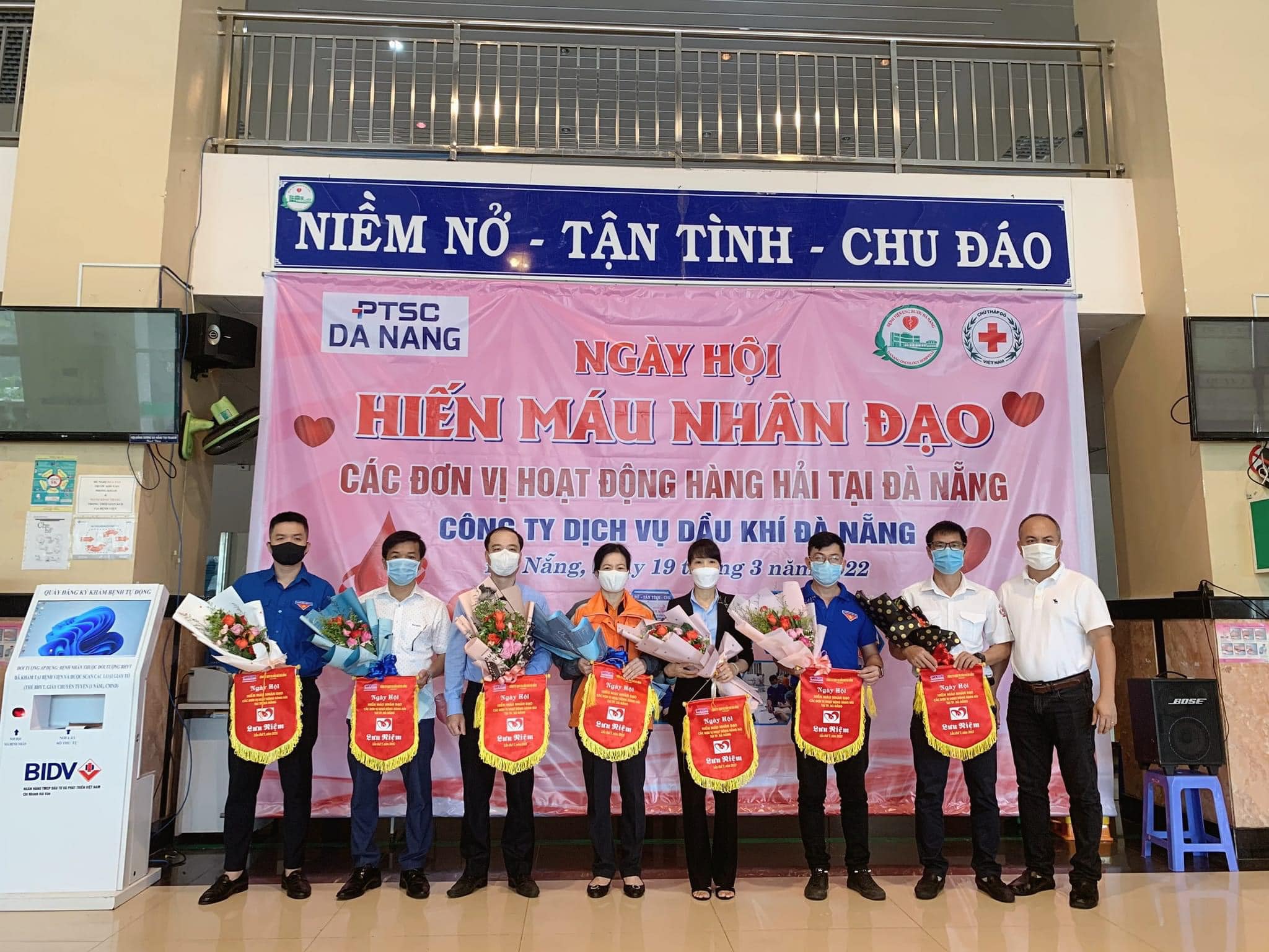 Chi đoàn hoa tiêu hàng hải khu vực IV và Chi đoàn Bảo đảm an toàn hàng hải Trung bộ tham gia ngày hội hiến máu nhân đạo 