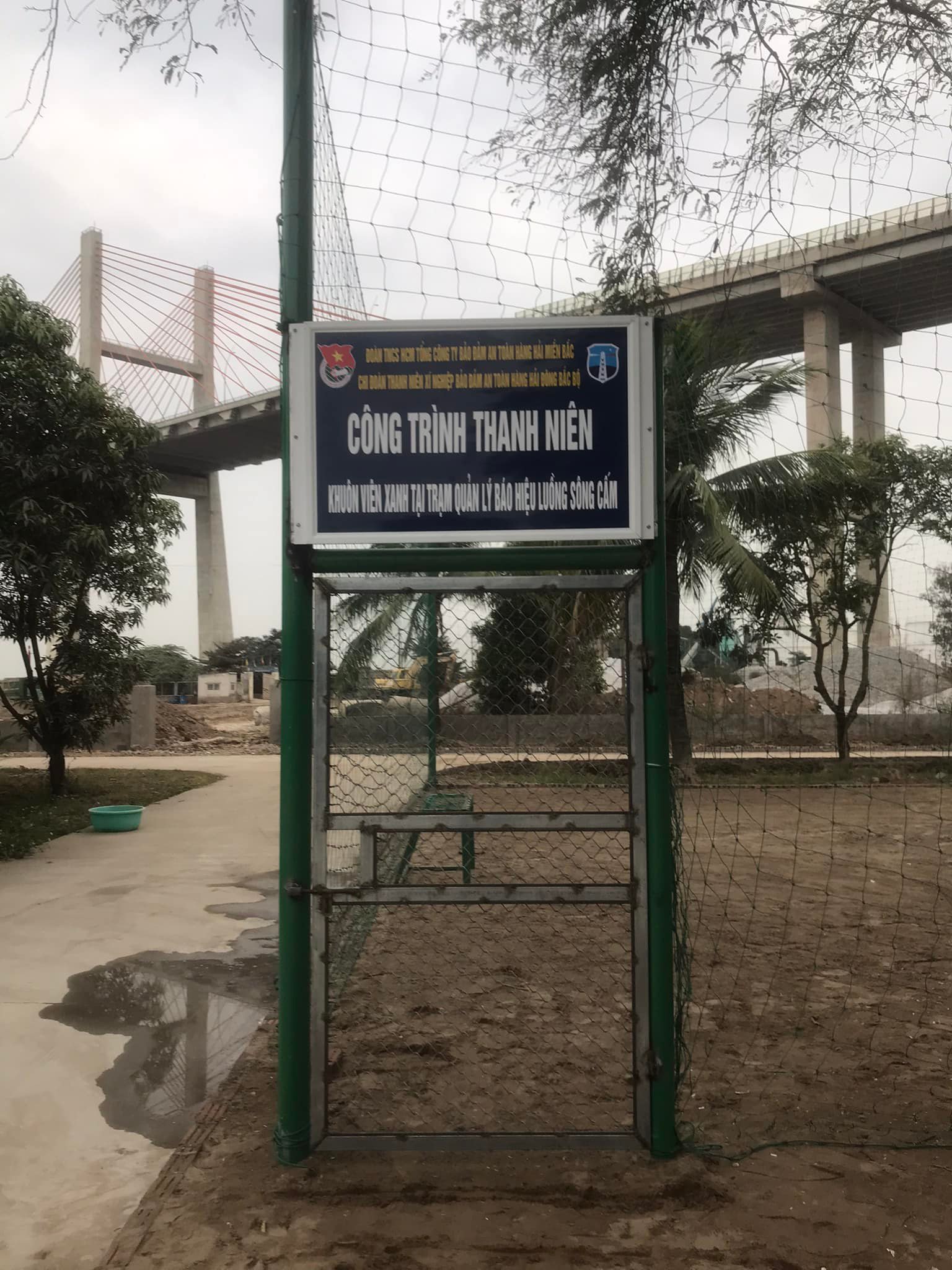 Chi đoàn Bảo đảm an toàn hàng hải Đông Bắc Bộ triển khai xây dựng công trình thanh niên “khuôn viên xanh” tại trạm quản lý luồng Sông Cấm 