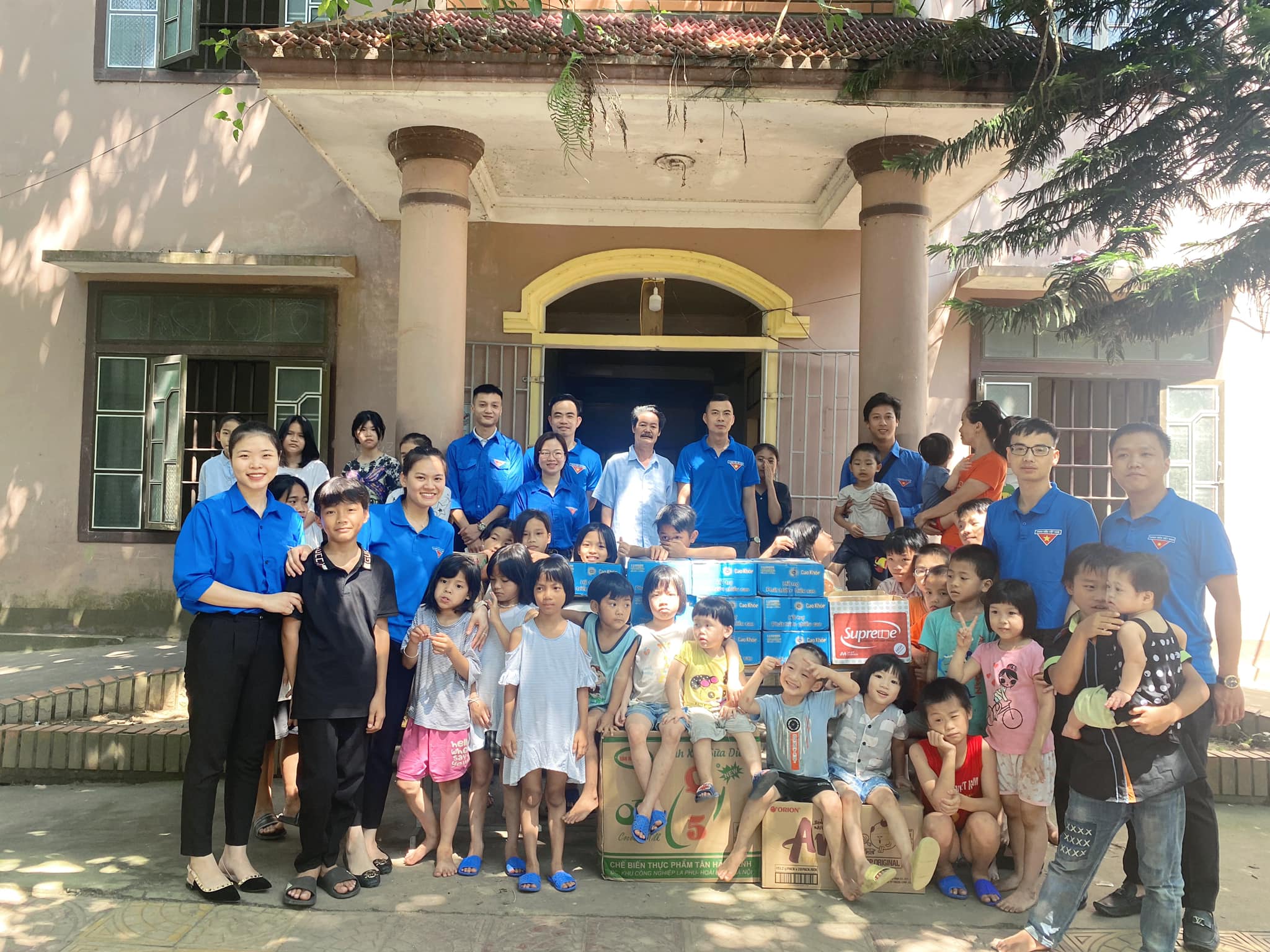 Chi đoàn BĐATHH Bắc Trung Bộ thực hiện hoạt độngquyên góp và ủng hộ sách và trao tặng suất quà, nhu yếu phẩm cho các em học sinh, trẻ em khuyết tật tại Trung tâm Công tác Xã hội tỉnh Nghệ An - xã Lưu Sơn - huyện Đô Lương - tỉnh Nghệ An