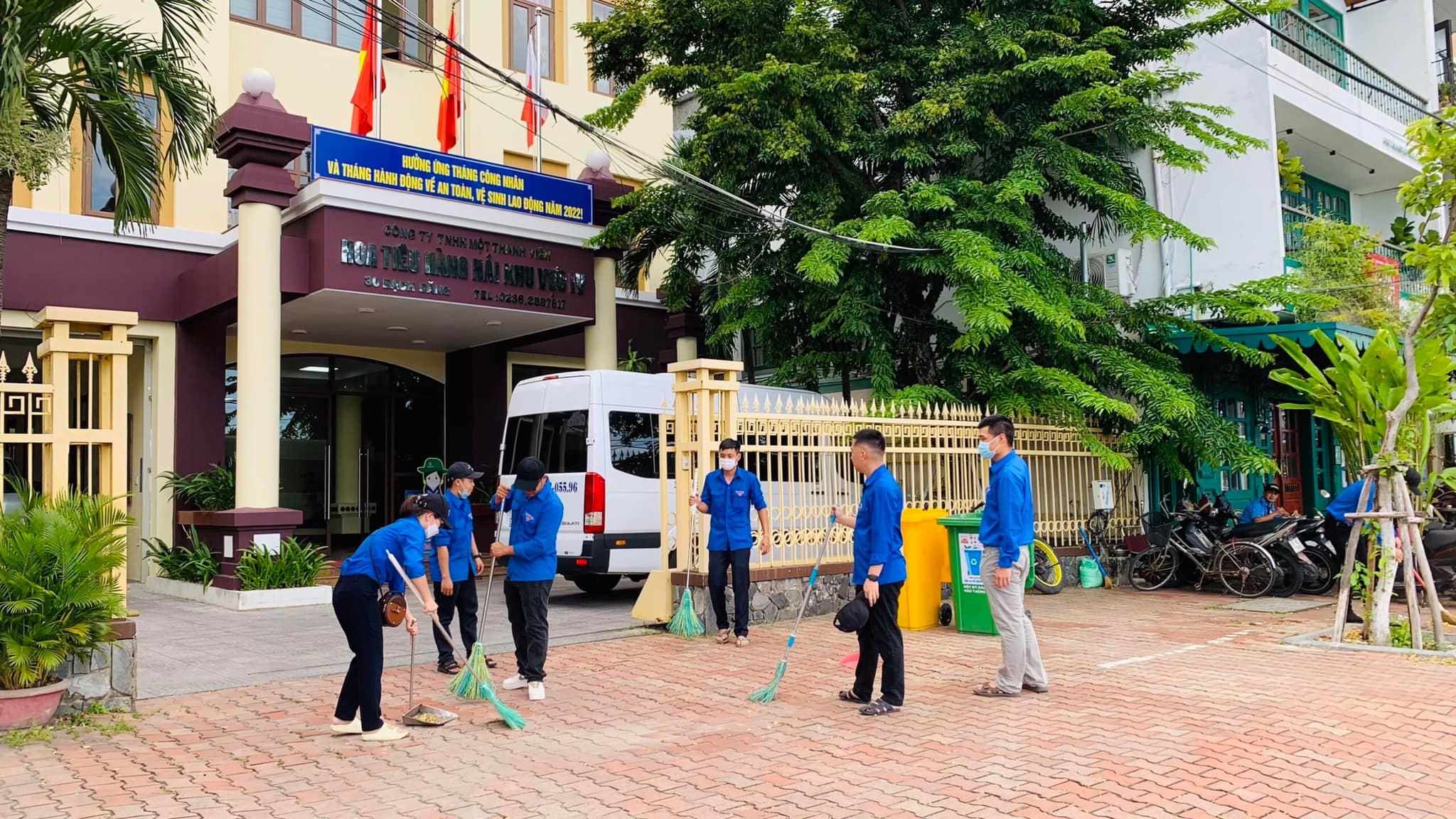 BCH chi đoàn TN Công ty Hoa tiêu hàng hải khu vực IV tổ chức hoạt động  “ Ngày chủ nhật xanh” và trao tặng các suất quà nhân dịp Tết thiếu nhi 1/6