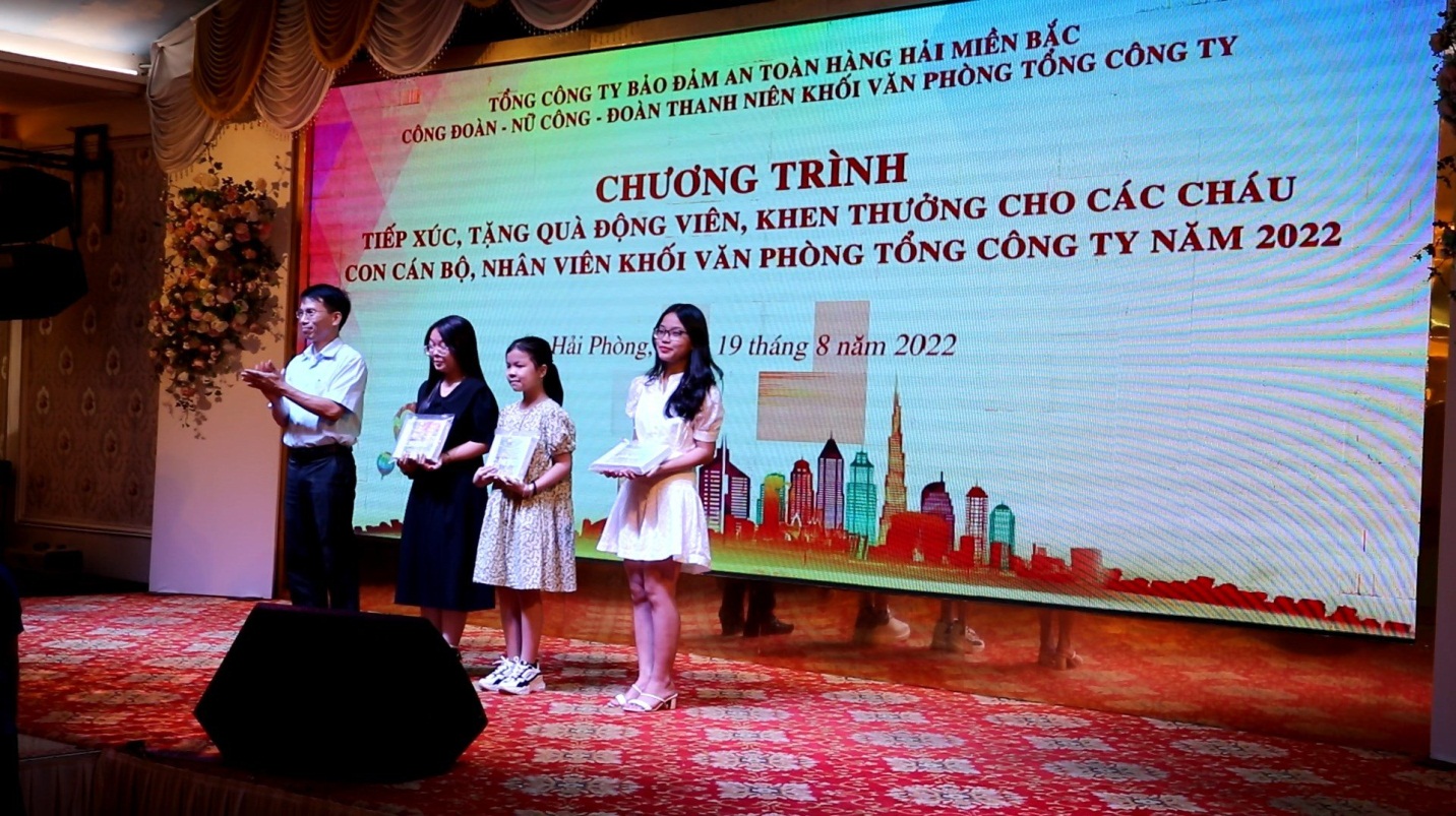 Chương trình Tiếp xúc, tặng quà, động viên, khen thưởng  cho các cháu con Cán bộ, nhân viên khối Văn phòng Tổng công ty Bảo đảm an toàn hàng hải miền Bắc năm 2022
