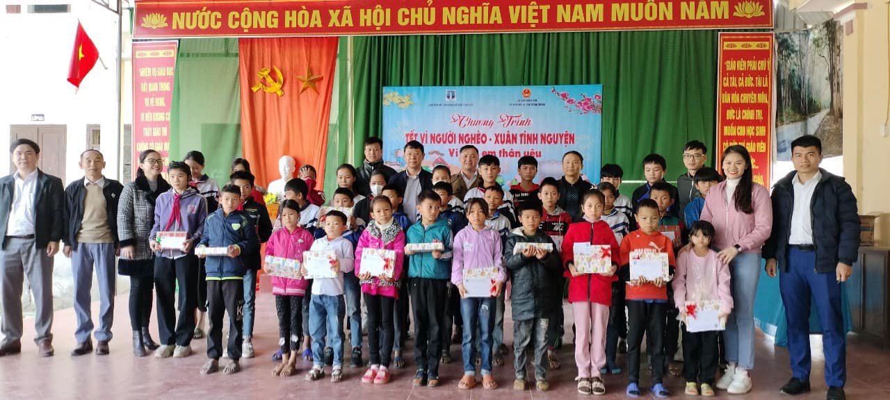 Chương trình “Tết vì người nghèo - Xuân tình nguyện 2023” tại trường Tiểu học Tam Đình- Xã Tam Đình- Huyện Tương Dương - Tỉnh Nghệ An của Công đoàn phối hợp với Đoàn thanh niên Bảo đảm an toàn hàng hải Bắc Trung Bộ 