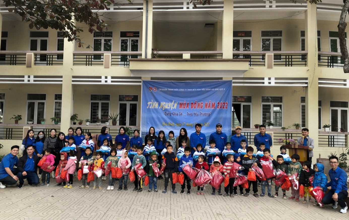 Chương trình Tình nguyện mùa Đông năm 2022 và Xuân tình nguyện năm 2023 với chủ đề “Cùng chia sẻ - trao yêu thương” tại xã Hưng Thi, huyện Lạc Thủy, tỉnh Hòa Bình của Đoàn thanh niên Tổng công ty Bảo đảm an toàn hàng hải miền Bắc
