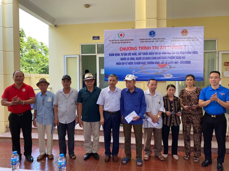 Đoàn thanh niên Tổng công ty Bảo đảm an toàn hàng hải miền Bắc tham gia chương trình do Hội Chữ thập đỏ quận phối hợp với Bệnh viên Đại học y Hải Phòng, UBND phường Đằng Hải tổ chức khám, cấp thuốc miễn phí, tặng quà cho các gia đình chính sách, người cao tuổi khó khăn tại phường Đằng Hải