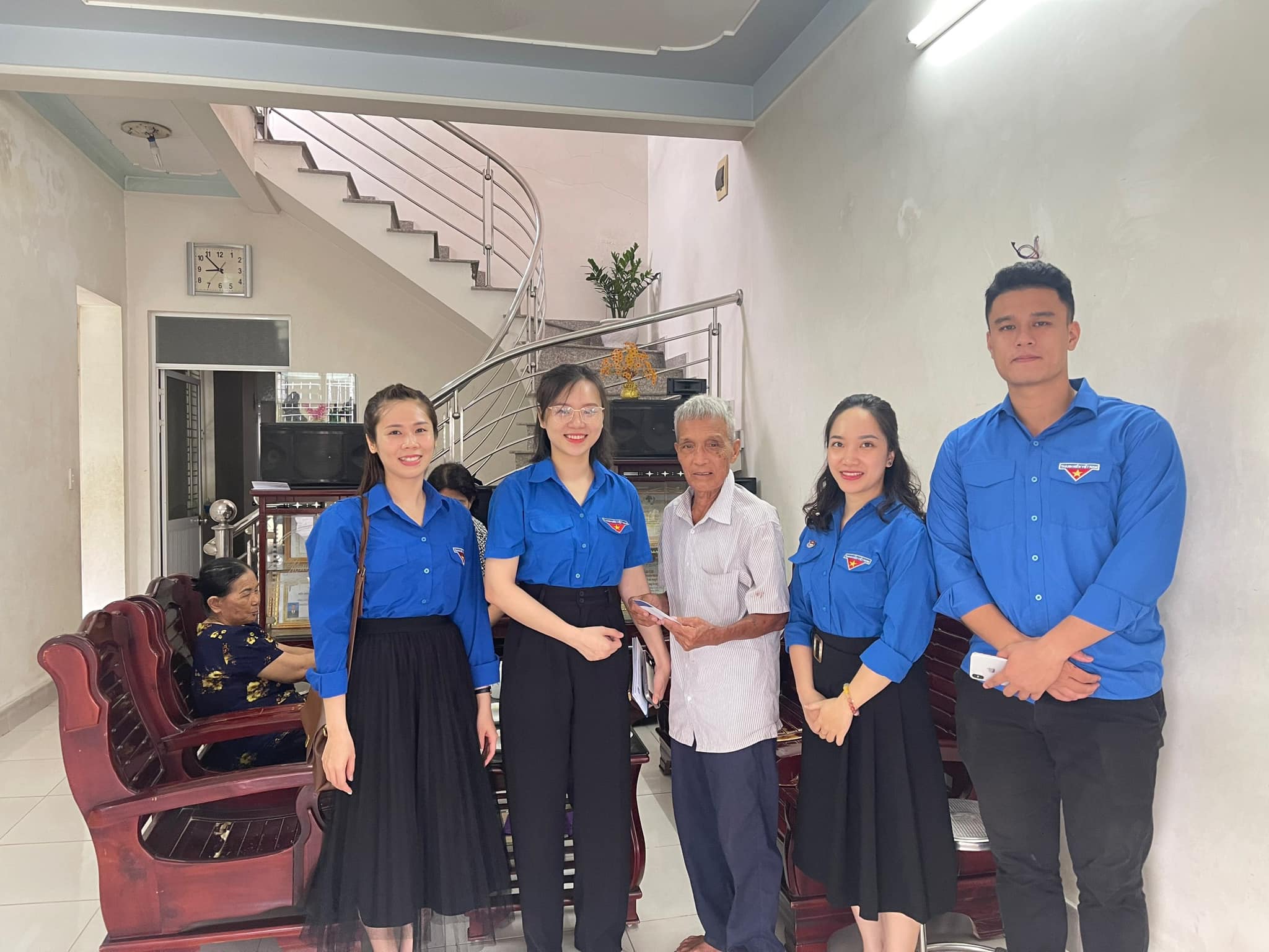 Thanh niên Chi đoàn Khối văn phòng Tổng công ty Bảo đảm an toàn hàng hải miền Bắc tổ chức hoạt động thăm hỏi, tặng quà các cựu thanh niên xung phong trên địa bàn phường Đằng Hải