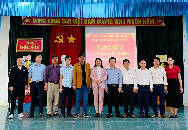 Công ty TNHH MTV Hoa tiêu hàng hải khu vực VI tặng quà cho hộ nghèo, gia đình có công với cách mạng, người dân tộc vùng cao nhân dịp tết Nguyên đán 2024