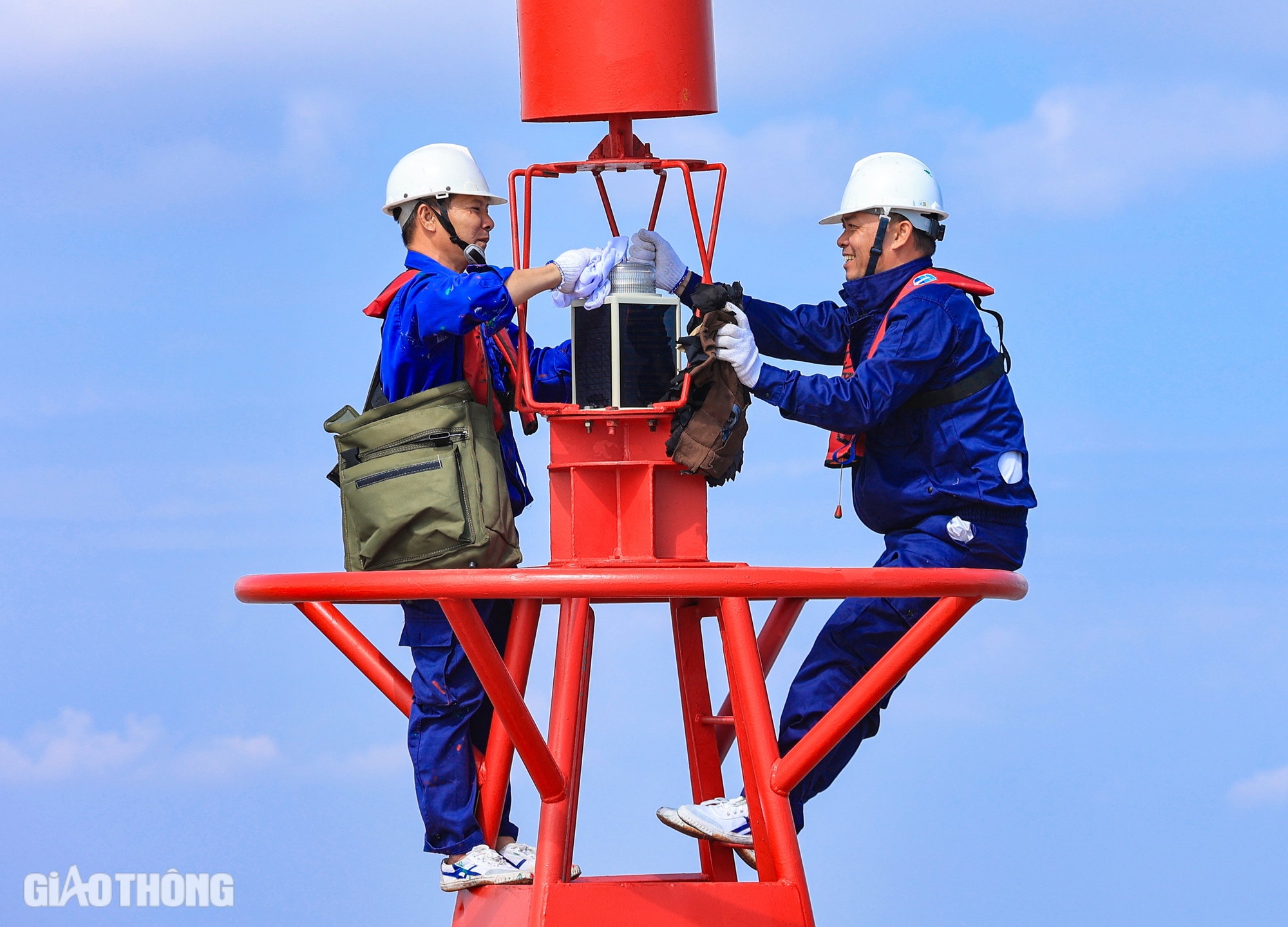Một ngày của công nhân bảo trì phao tiêu, báo hiệu trên luồng hàng hải
