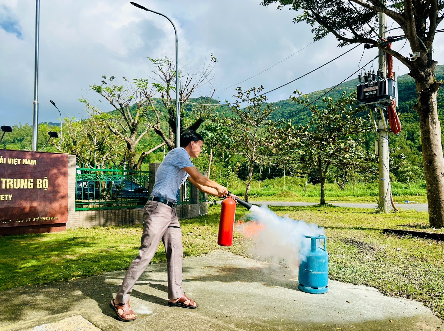 TỔ CHỨC BỒI DƯỠNG NGHIỆP VỤ PCCC & CNCH TẠI BẢO ĐẢM AN TOÀN HÀNG HẢI TRUNG BỘ NĂM 2025