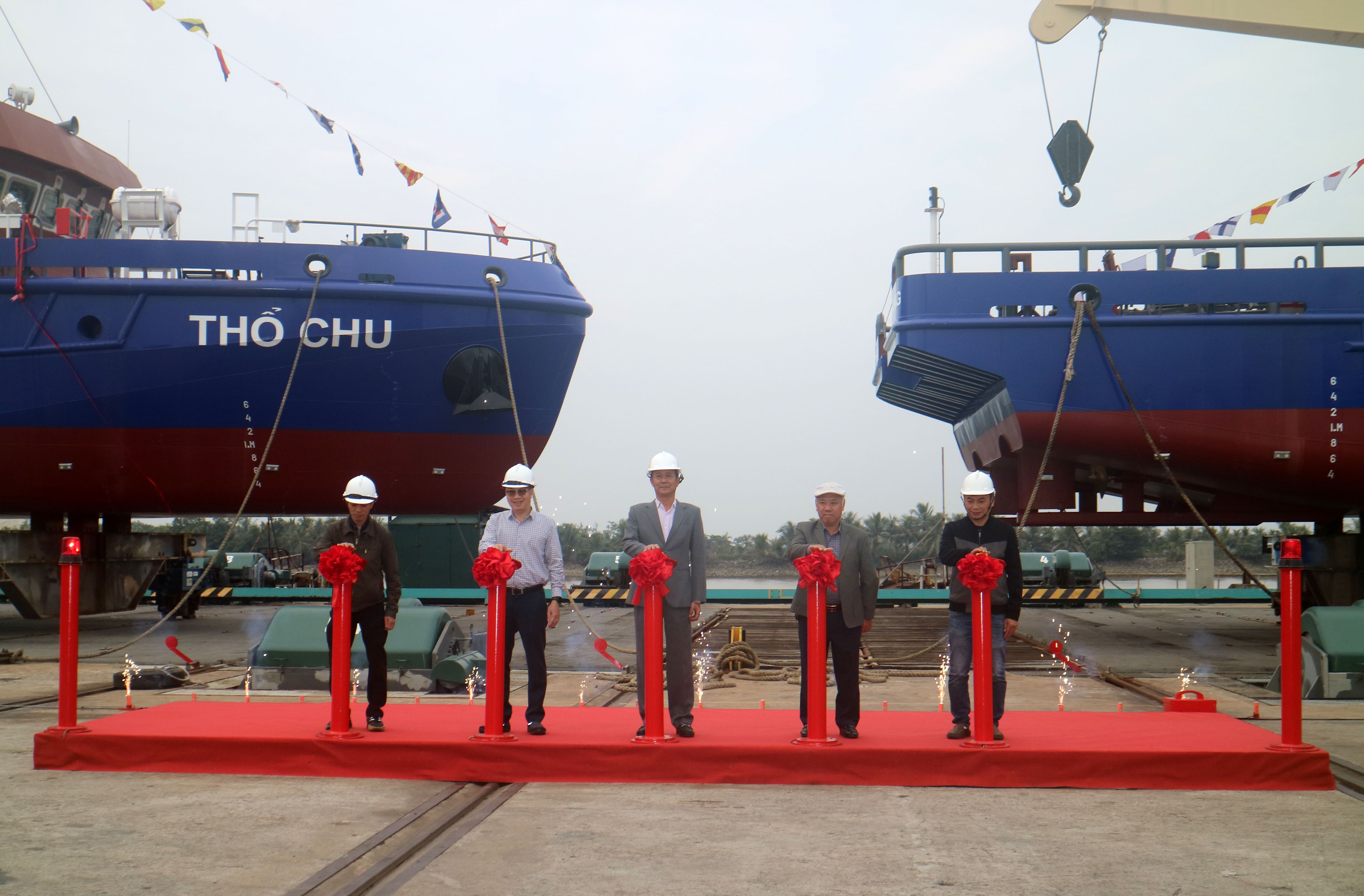 HẠ THỦY 02 TÀU TIÊN SA 01 VÀ THỔ CHU