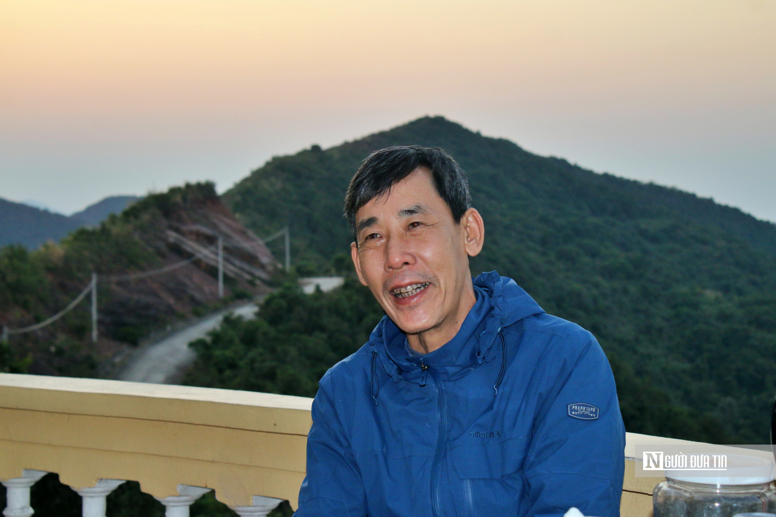 Khi đi trẻ lúc về già Giọng quê không đổi, sương pha mái đầu