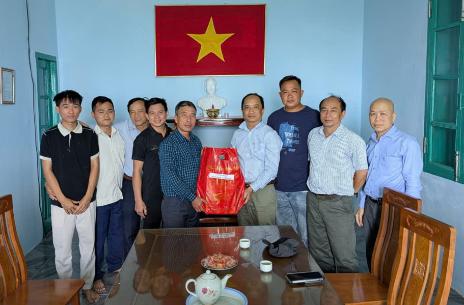 NAM TRUNG BỘ: CHUYẾN XE XUÂN MANG TẾT ĐẾN VỚI NHỮNG NGƯỜI GÁC ĐÈN BIỂN