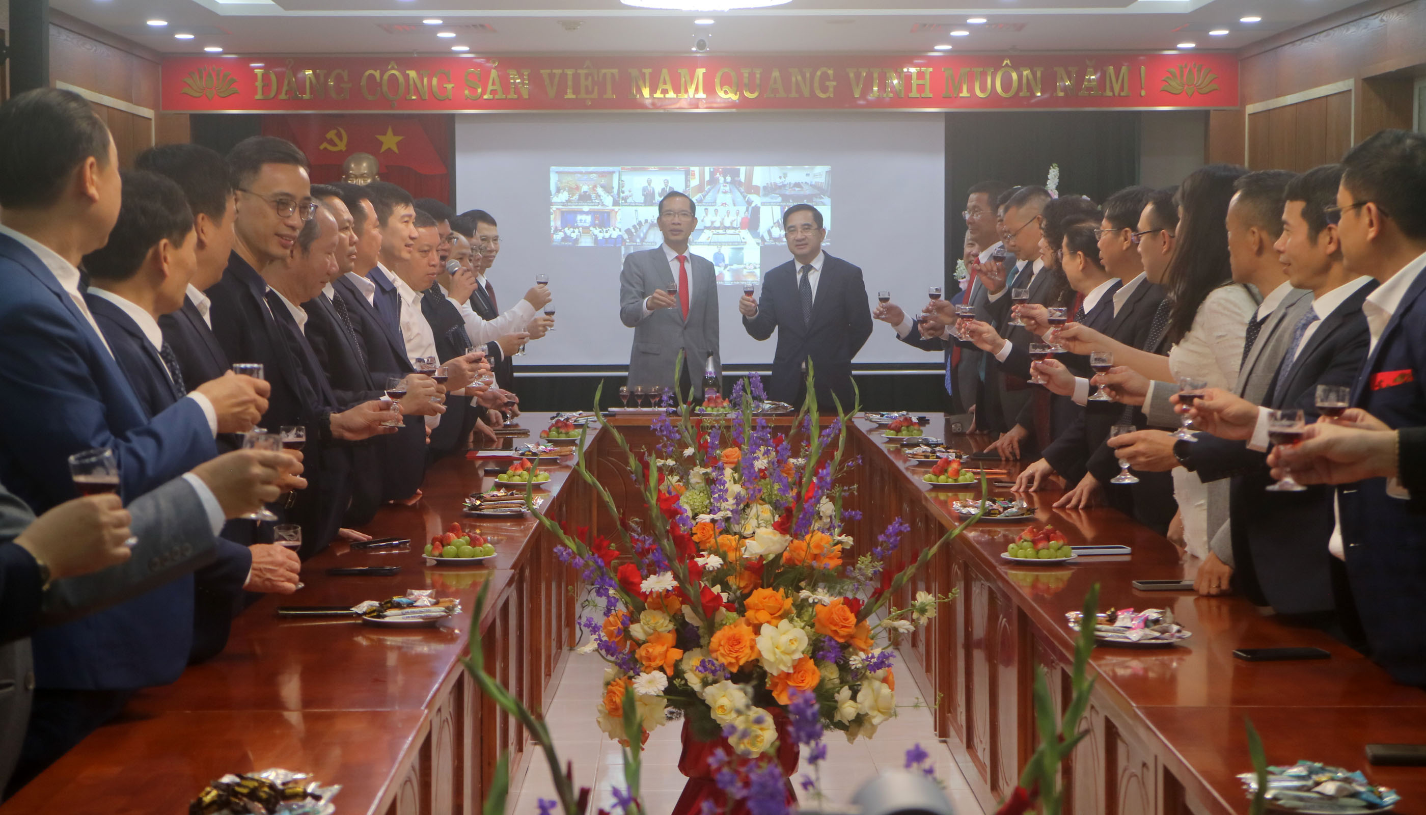 TỔNG CÔNG TY RỘN RÀNG KHÍ THẾ RA QUÂN,  GẶP MẶT ĐẦU XUÂN BÍNH NGỌ 2026