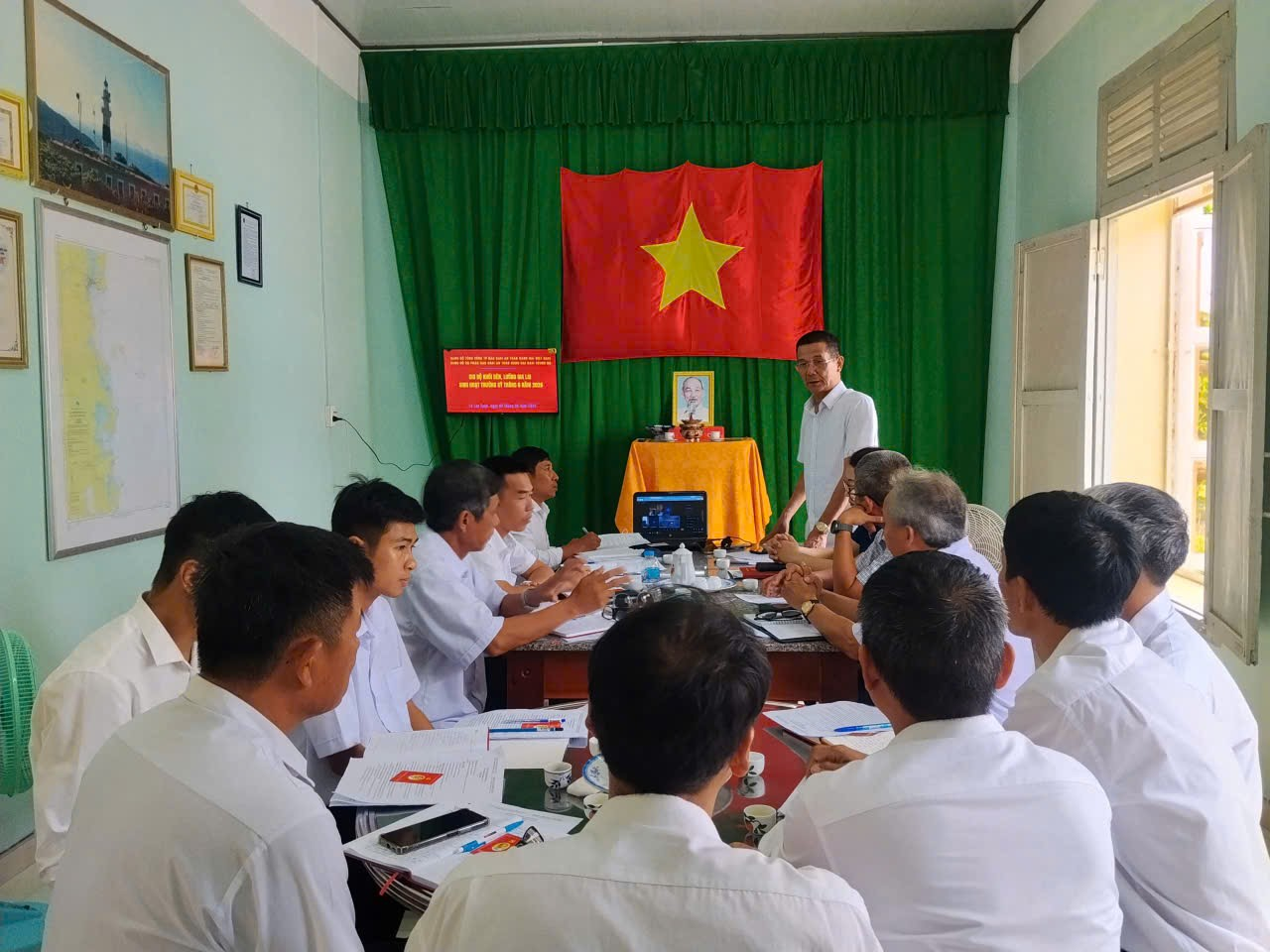 Đại diện Ban thường vụ Đảng ủy Tổng công ty dự và chỉ đạo kỳ họp tháng 6/2026 của Chi bộ Khối Đèn luồng Gia Lai
