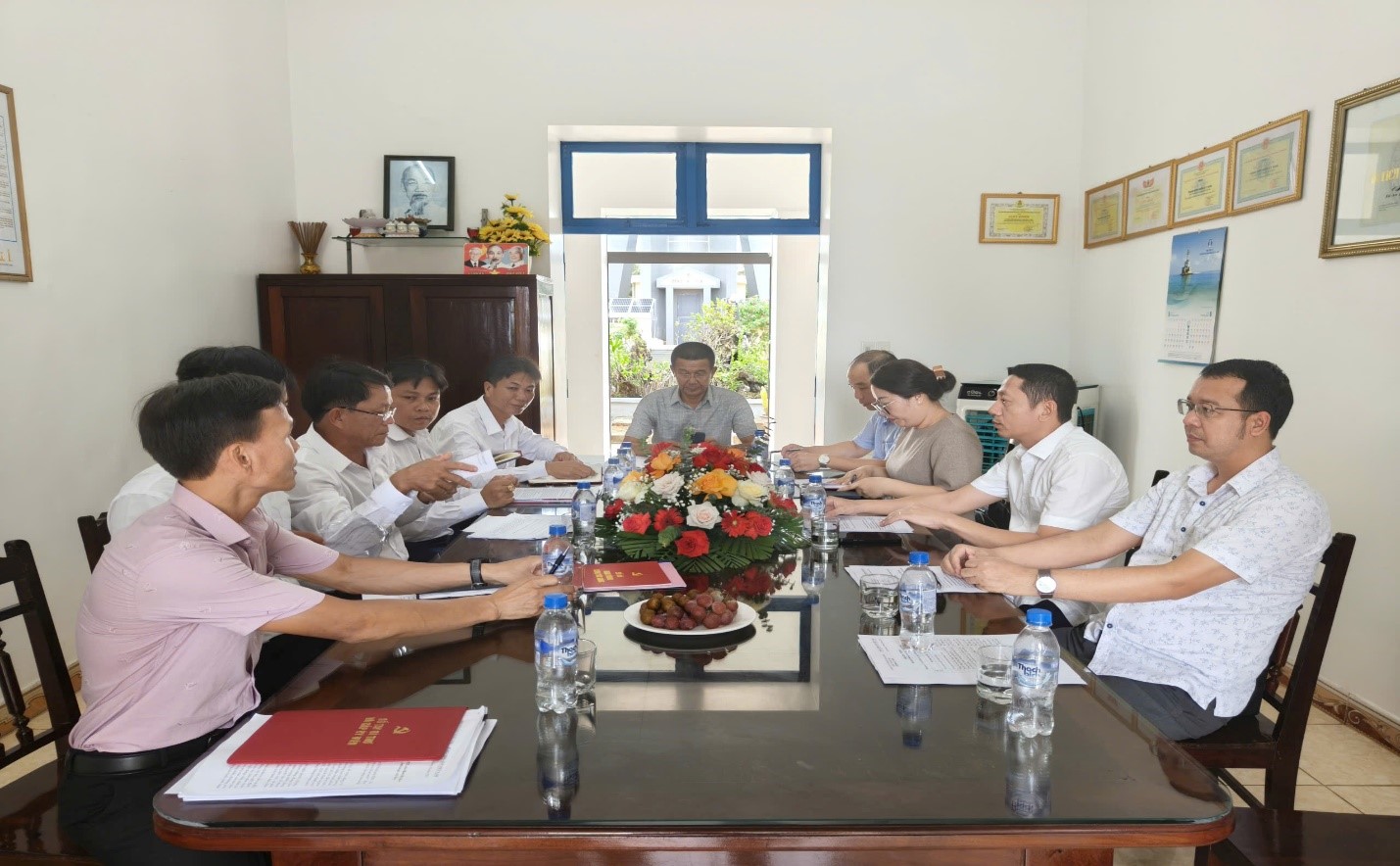 Đại diện Ban Thường vụ Đảng ủy Tổng công ty dự và chỉ đạo sinh hoạt tại Chi bộ Lý Sơn