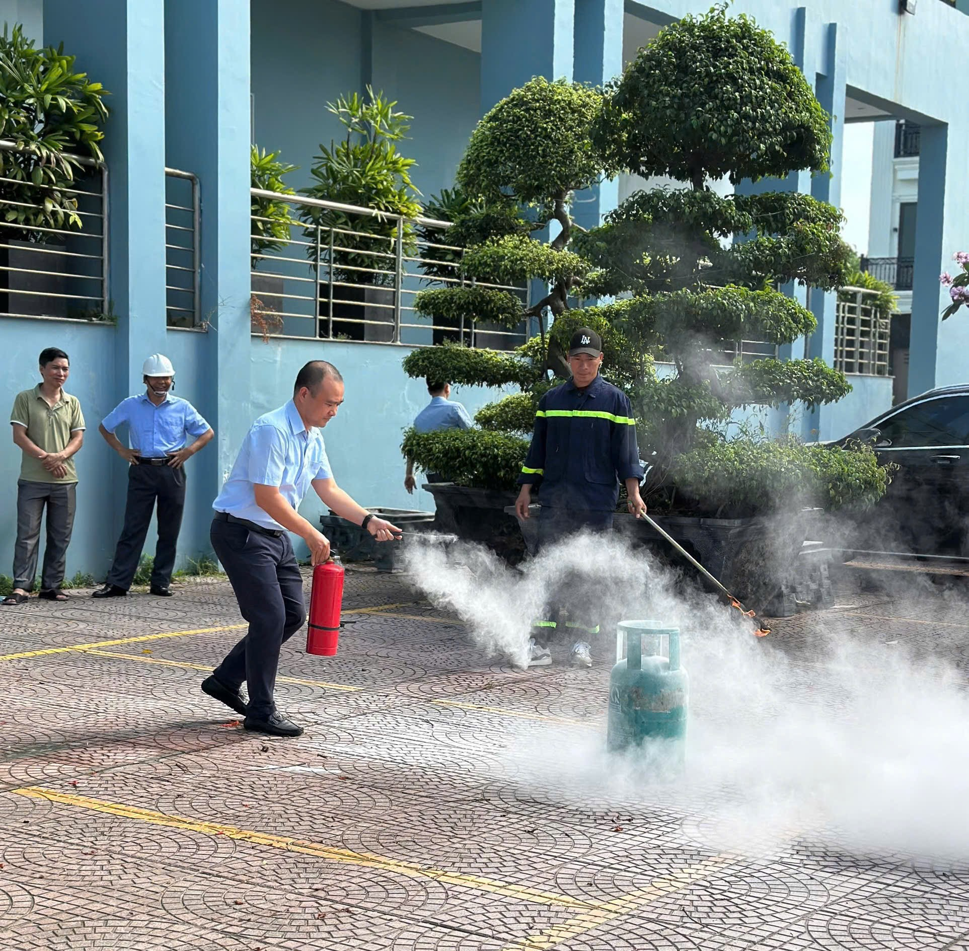 VMSC huấn luyện nghiệp vụ PCCC và CNCH cho cán bộ, công nhân viên VMSC huấn luyện nghiệp vụ PCCC và CNCH cho cán bộ, công nhân viên
