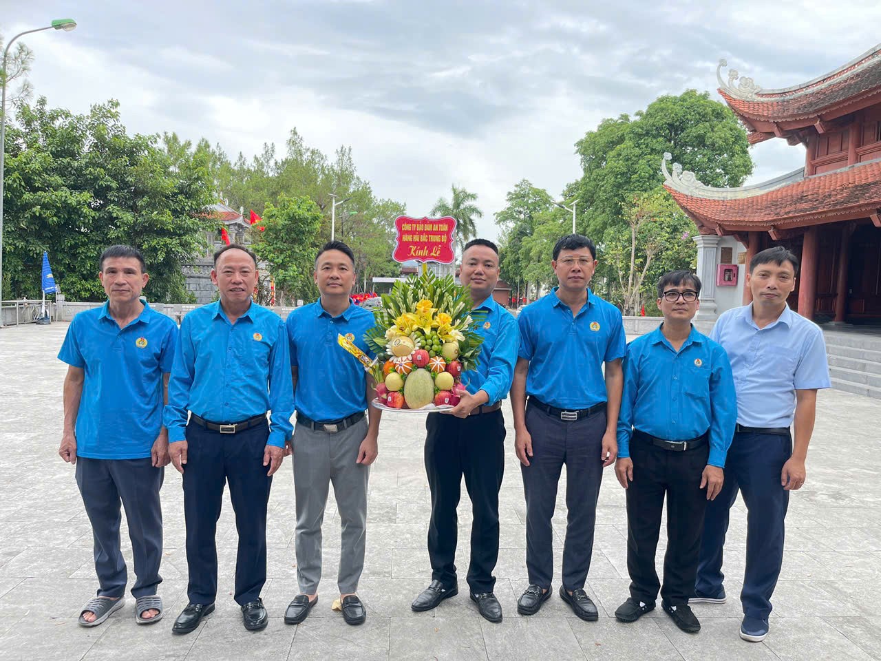 Bảo đảm an toàn hàng hải Bắc Trung Bộ tri ân anh hùng liệt sĩ tại Truông Bồn và nghĩa trang Việt - Lào