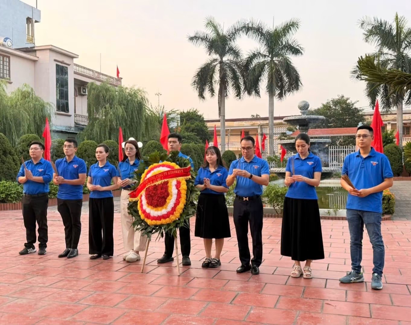 Tuổi trẻ Tổng công ty Bảo đảm an toàn hàng hải Việt Nam dâng hương tri ân các Anh hùng liệt sĩ nhân Ngày 27/7